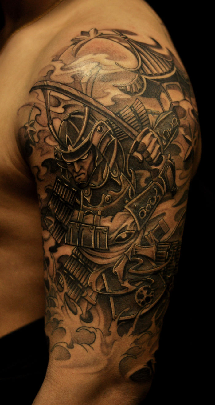 tatuaggio da combattimento, tatuaggio giapponese, casco, katana, spada samurai