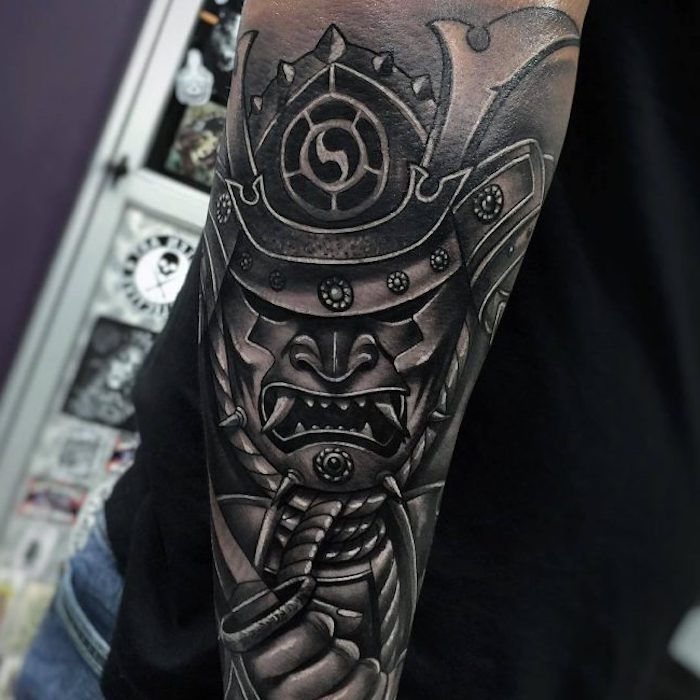 tatuaggio da combattimento, casco, maschera, grandi denti, tatuaggio del braccio