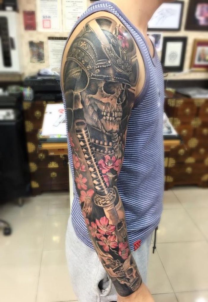 tatuaggio da combattente, casco, teschio, fiori rossi, manica, manica del tatuaggio