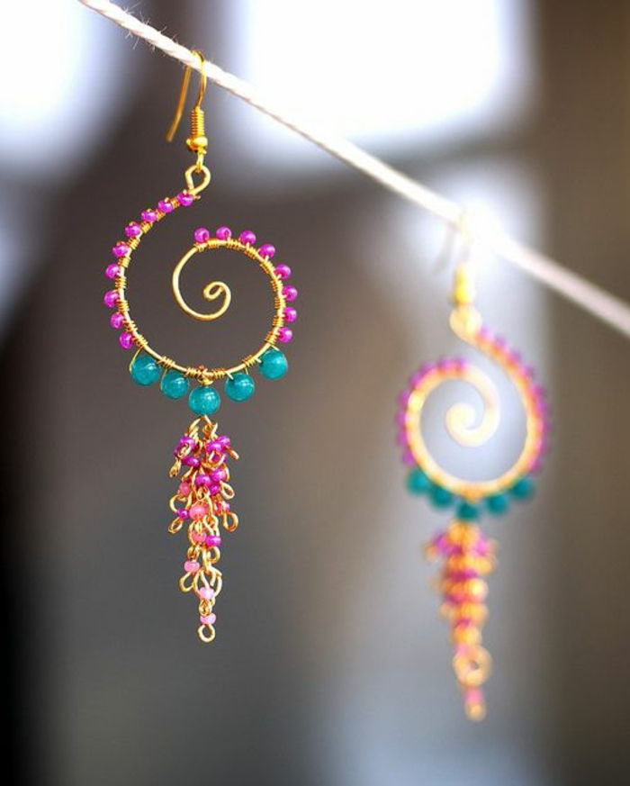 DIY smykker: Snegle øredobber laget av smykker wire med gullfarge, rosa og blå perler