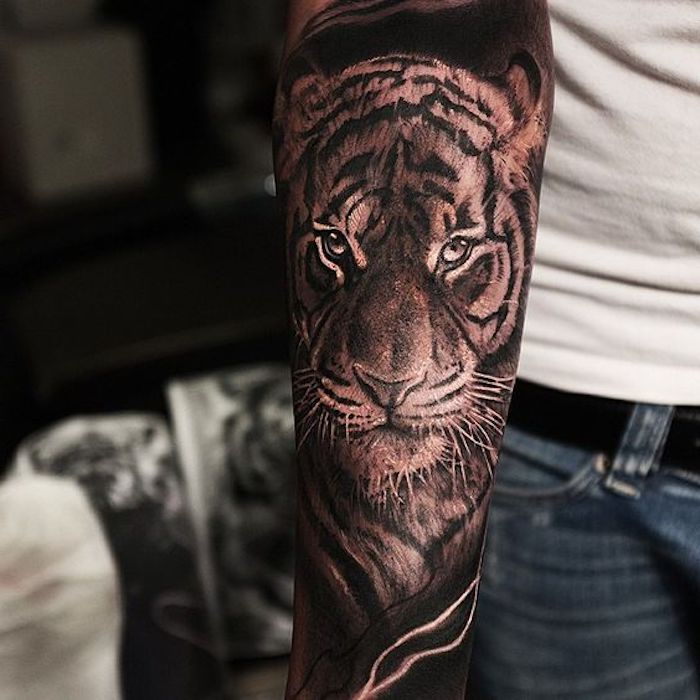 tiger tetovanie, džínsy, biele tričko, rameno tetovanie, ruka