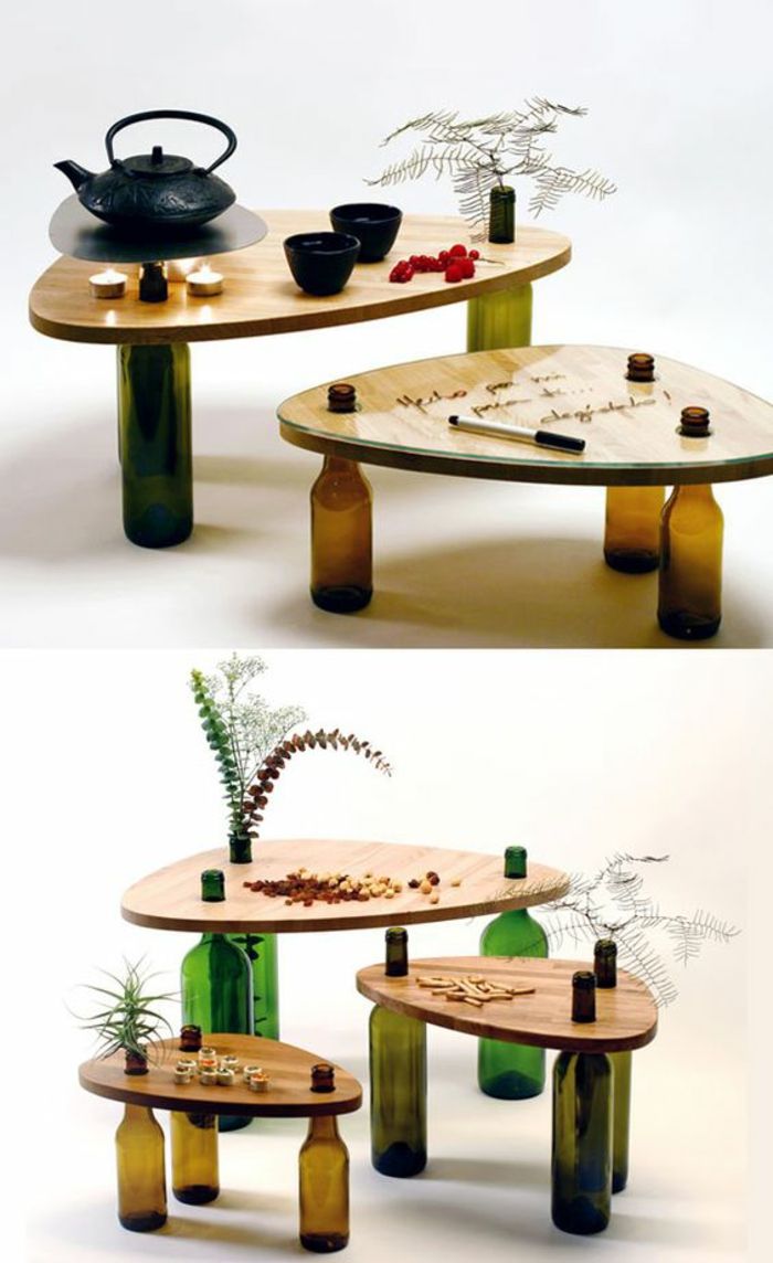 upscaling nápady - malé drevené stoly a staré fľaše na víno