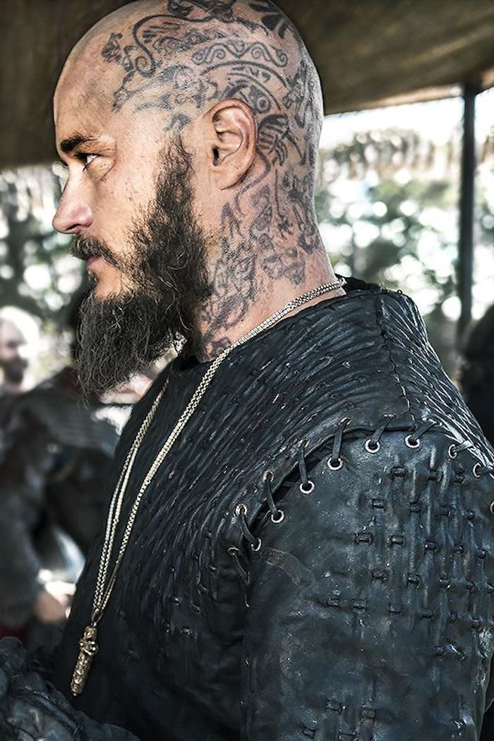 tatuaggio vichingo, uomo con la barba lunga, testa tatuata