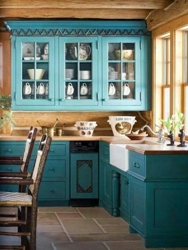 Designul albastru al unei bucătării rustice frumoase