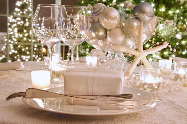 białe świąteczne dekoracje na stół