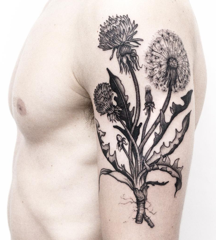 zmysluplné tetovanie, muž s veľkým tetovaním čiernej a šedej na jeho rameno