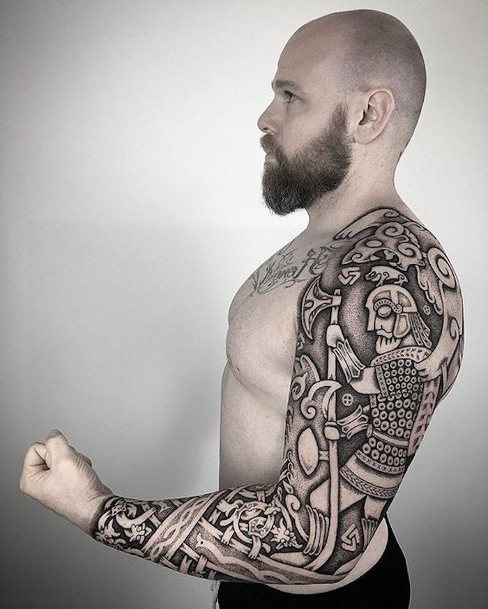 tatuaggio vichingo, uomo con barba lunga, maniche tatuate, tatuaggi in nero e grigio
