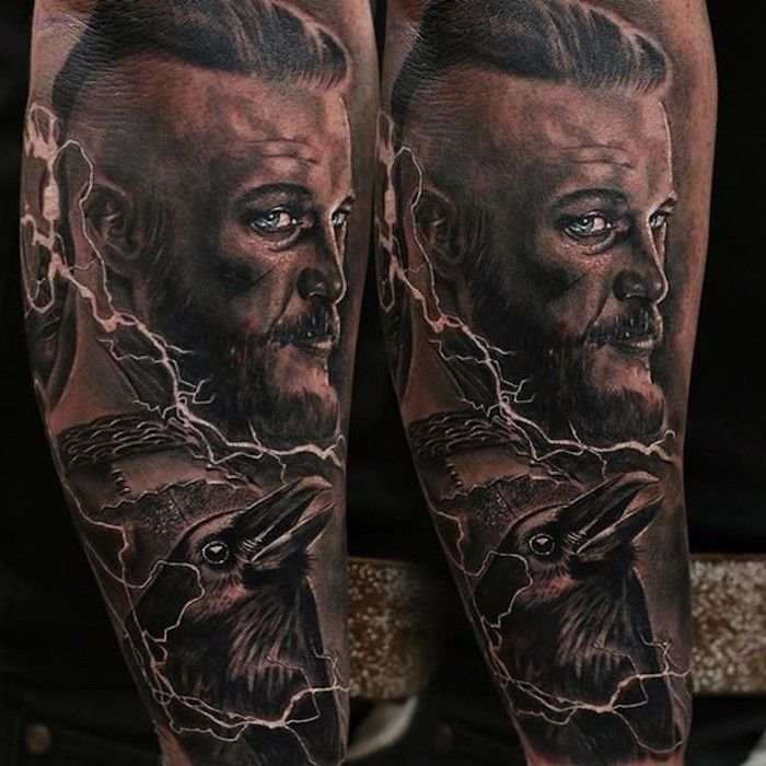 tatuaggio viking, tatuaggio ragnar, occhi blu, tatuaggio del braccio