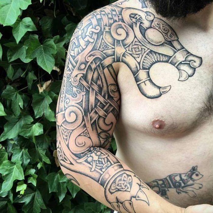 tatuaggio nordico con molti elementi, tigre, petto, tatuaggio del braccio,