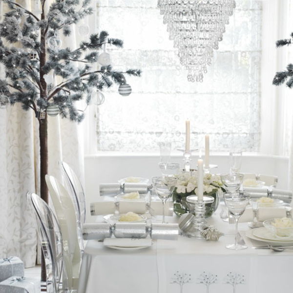 białe świąteczne dekoracje - do jadalni - świeczki na stole