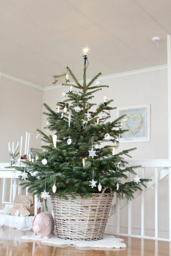bela božična dekoracija za božično drevo - videti zelo elegantno