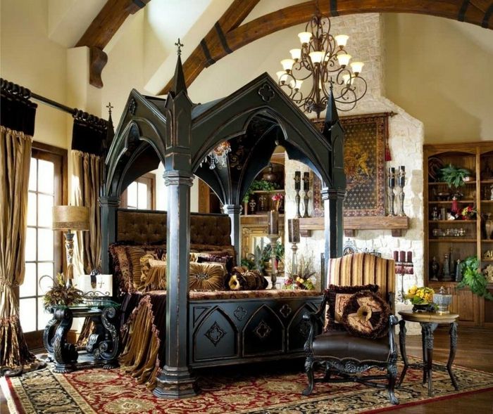 gotsko opremljena spalnica s črno leseno zakonsko posteljo, strešna streha, gotsko pohištvo