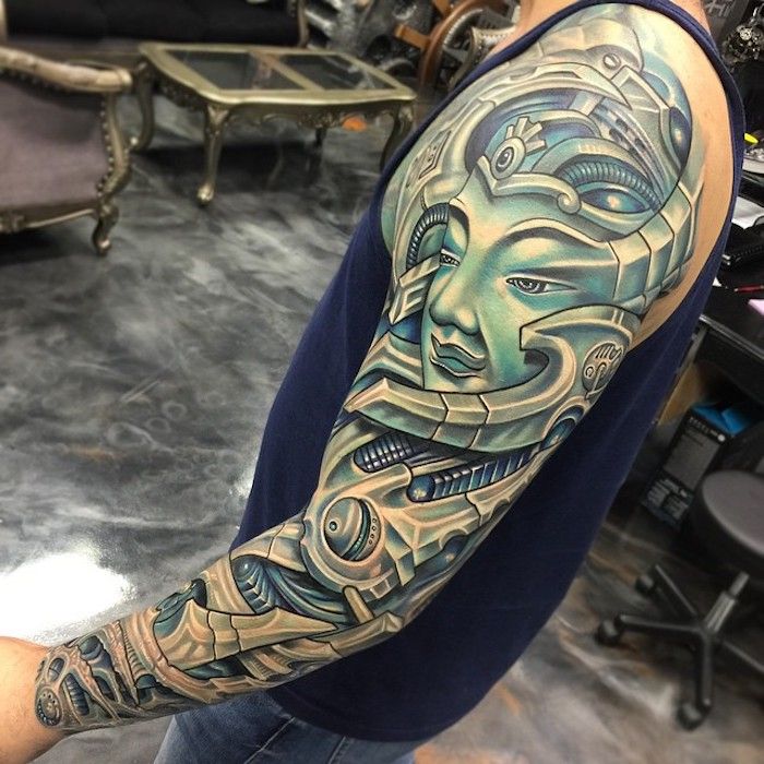 om cu un tatuaj biomecanic mare cu motiv de buddha
