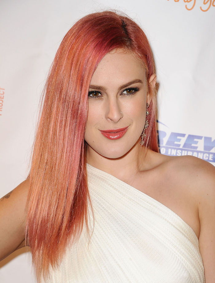 pastellfarget hår, langt rett hår i oransje-rosa, hvit kveldskjole