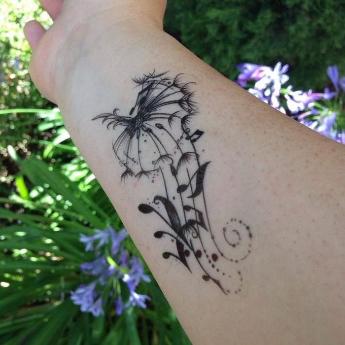 tatueringar med mening, blom tatuering i kombination med anteckningar