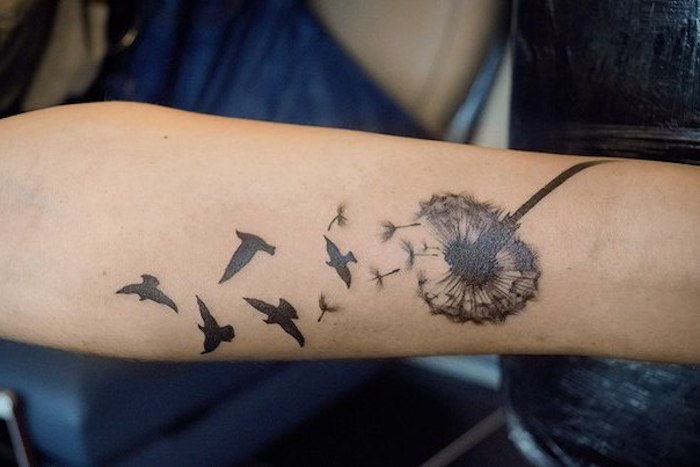 maskros tatuering i svart och grått på underarm, tatueringar för kvinnor