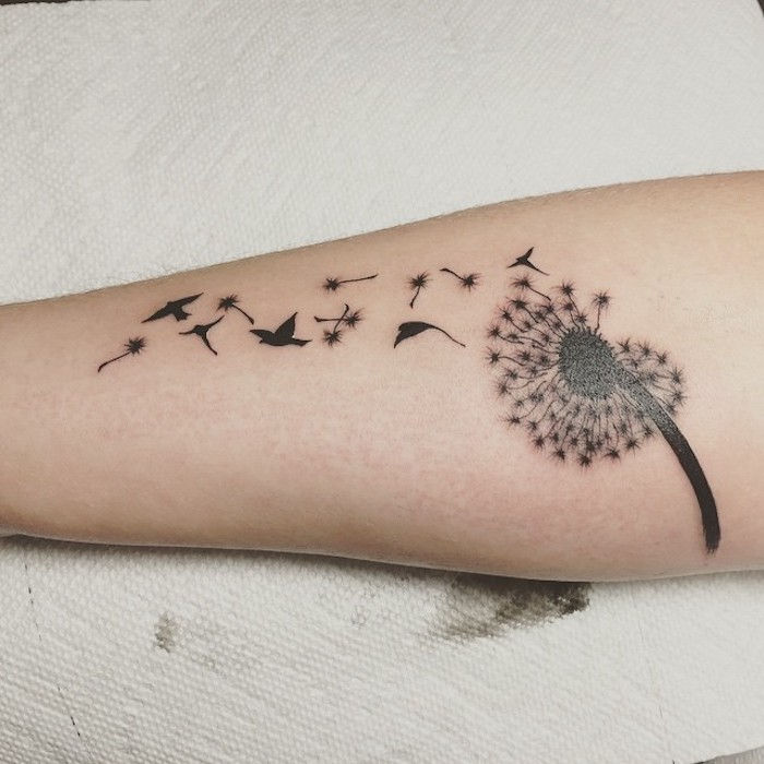 maskros tatuering i svart och grå, arm tatuering