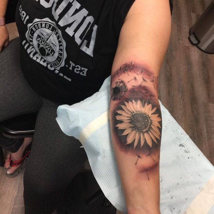 tatuaj de dandelion în combinație cu motive de floarea-soarelui, tatuaj pe braț