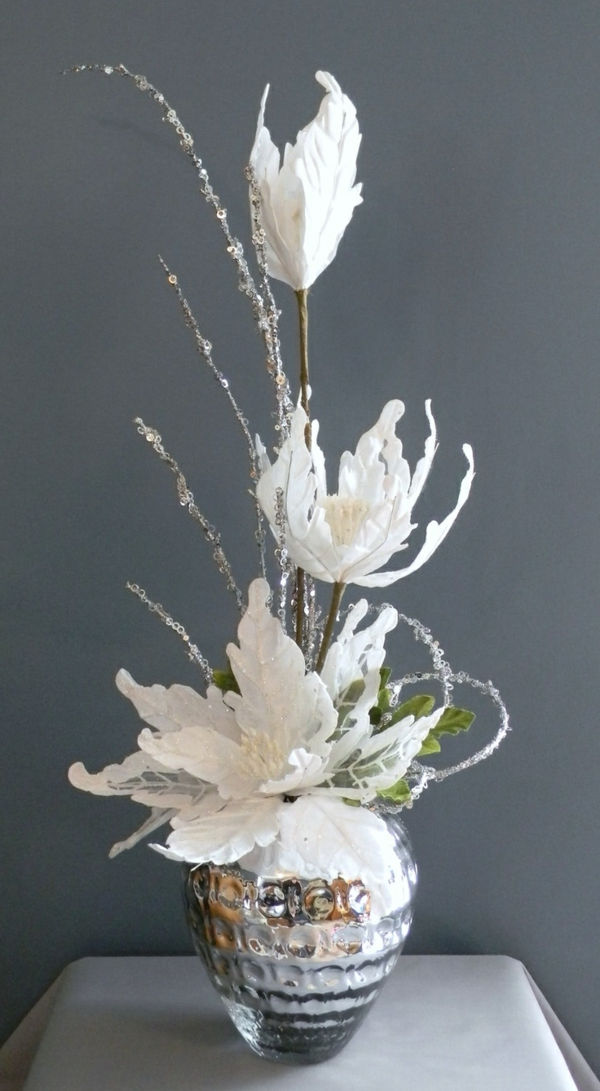 bela božična dekoracija - belo cvetje in sivo ozadje
