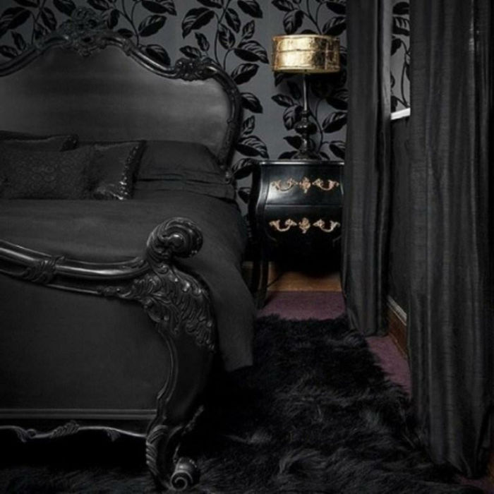 gotska spalnica s črno ozadje z listi motivi, črna lesena zakonska postelja, vijolična mochette