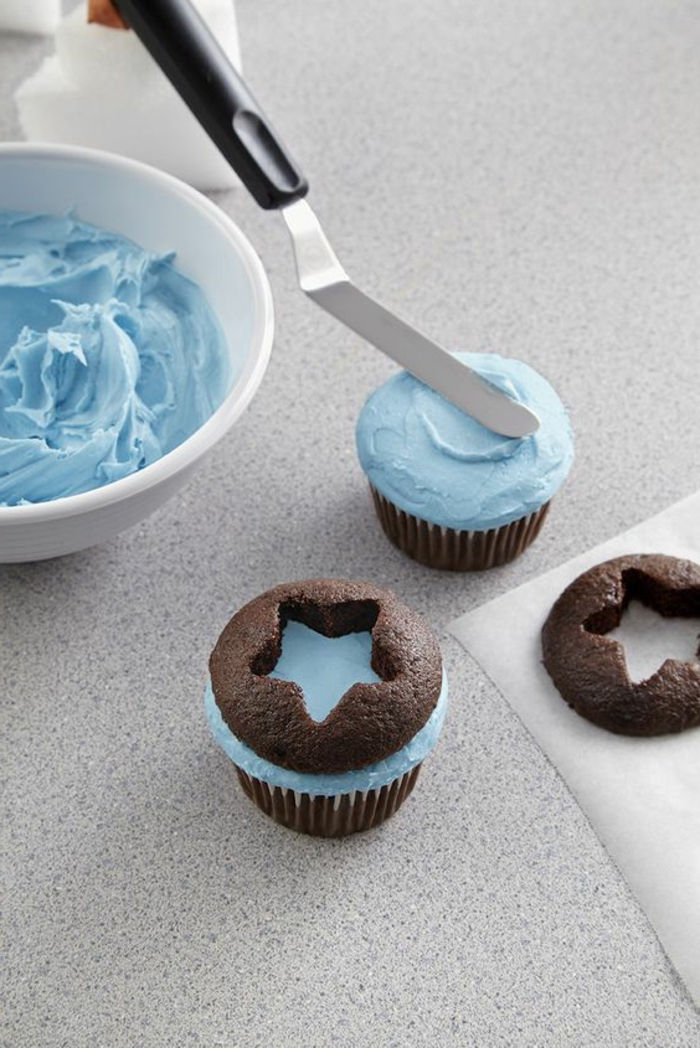 chocolade cupcakes met blauwe creme versieren