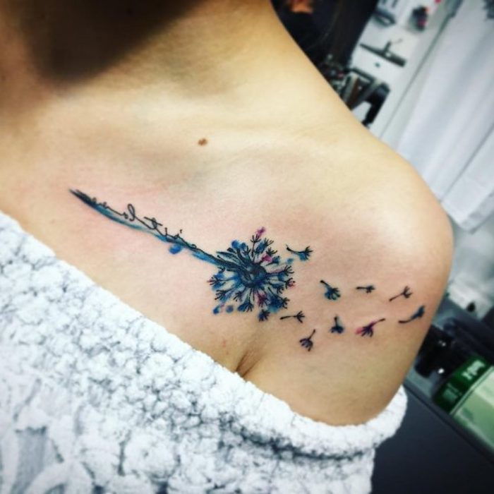 tatueringar med mening, färgad tatuering med blommigt motiv på bröstet
