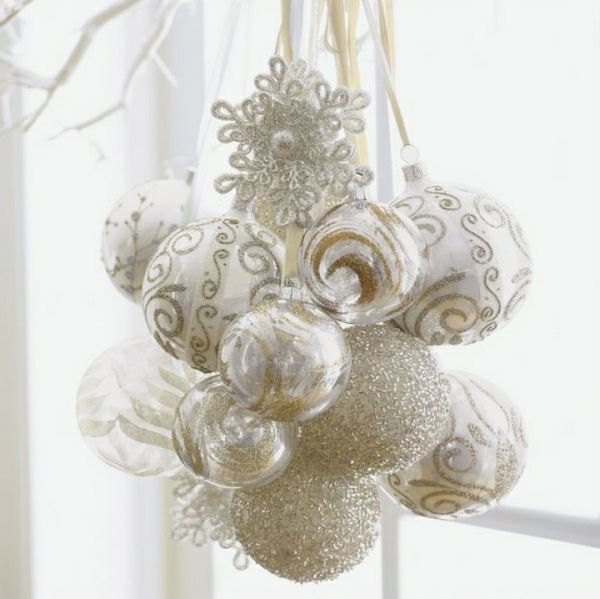 bela božična dekoracija - lepe viseče kroglice