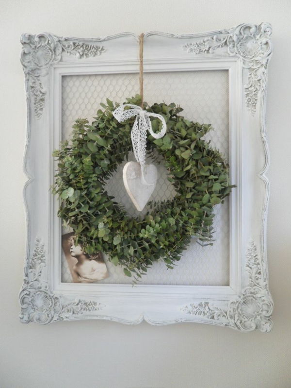 bela božična dekoracija - eleganten venec s srcem v beli barvi