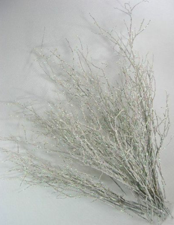 białe świąteczne dekoracje - piękne sztuczne gałęzie
