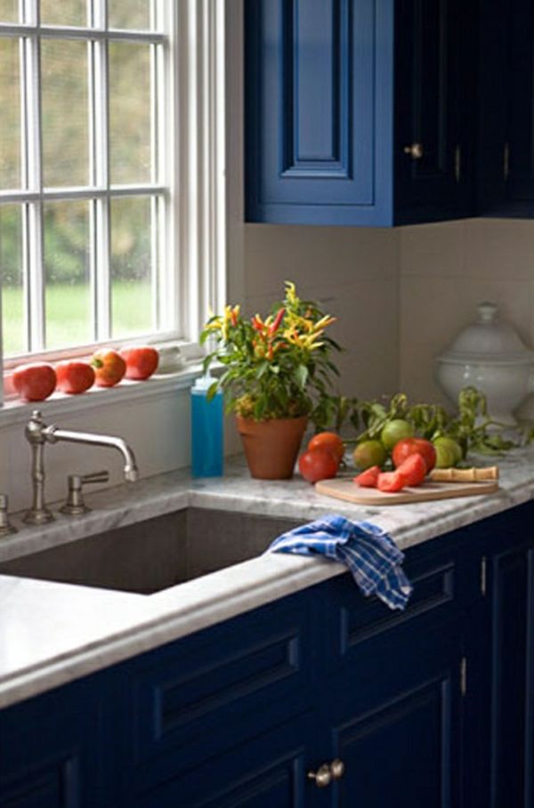 bucătărie frumoasă albastră, cu o fereastră mare