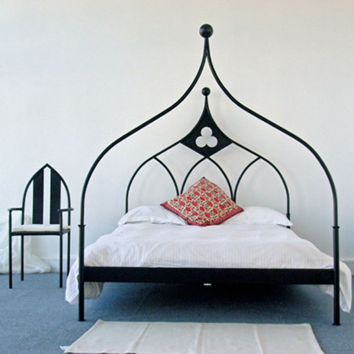 Gotska zakonska postelja s kovinskim okvirjem v črni, minimalistični pohištvo, gotski stol z enostavnim dizajnom