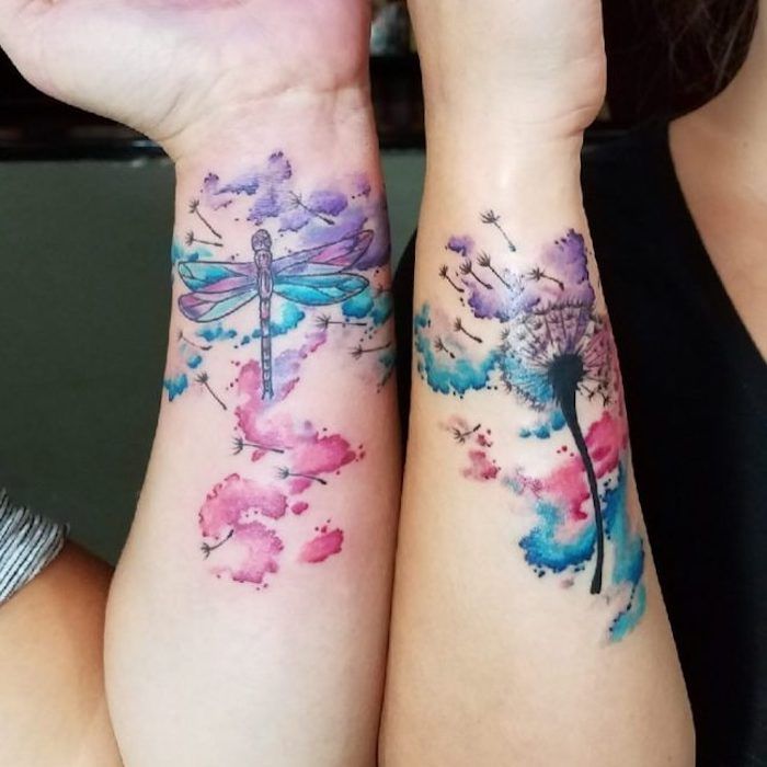 Familj tatuering, kvinnor med akvarelltatueringar på sina armar