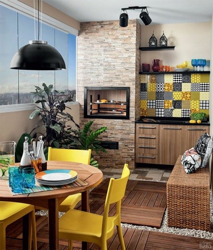 8-kjøkken dekorasjon tapet-murstein-lampe-round-table-gul-chairs-kisse-vinglass-plante-vindu