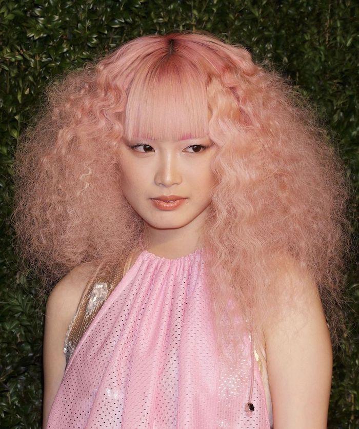Pastellhår, kvinne med krøllet hår, smell og rosa kveldskjole