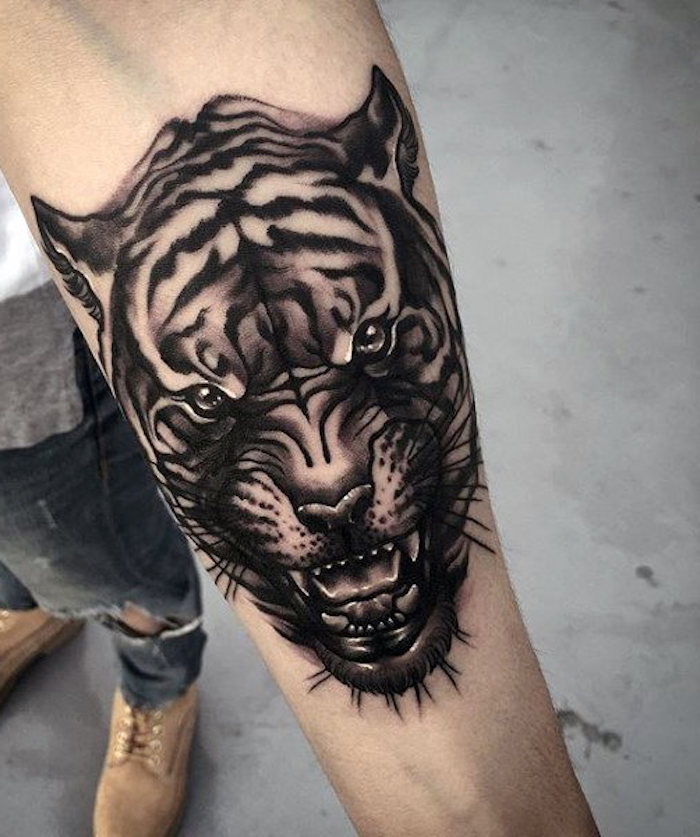 tatuagem de cabeça de tigre, jeans, homem, tatuagem de braço