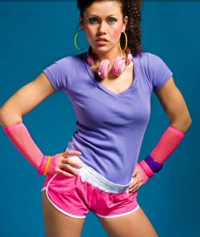Spor kıyafeti, kısa neonpinke pantolon, mor T-shirt, plastik bilezik, örgü eldiven 80'li kadın