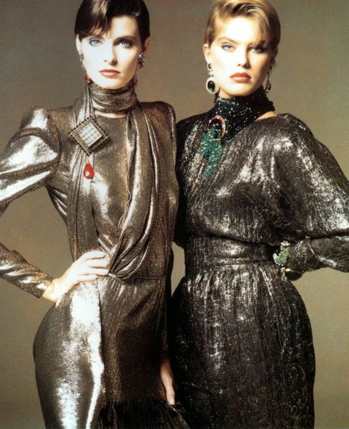 Giysiler 80s - büyük aksesuarlar ve büyük yuvarlak küpeler ile parlak elbiselerdeki kadınlar
