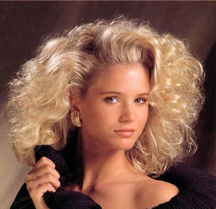 80'lerde kadın saç modelleri - orta uzunlukta sarışın kıvırcık saçlı, tepesinde