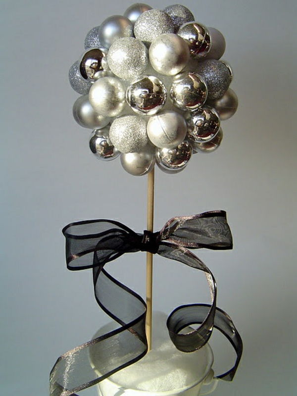 bela božična dekoracija - lepa lok in elegantne kroglice