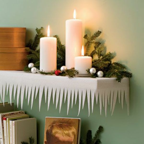 lepa bela božična dekoracija - elegantne sveče na polici