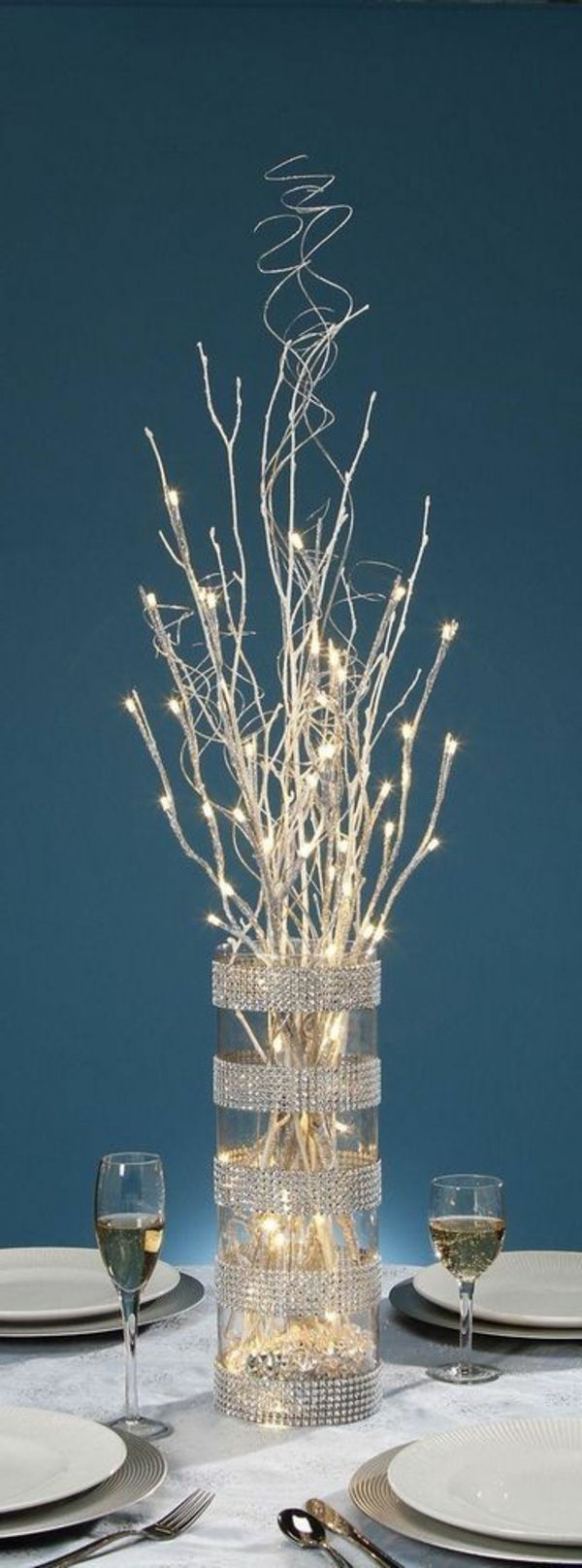 bela božična dekoracija - vaza z belimi umetnimi vejami v njem