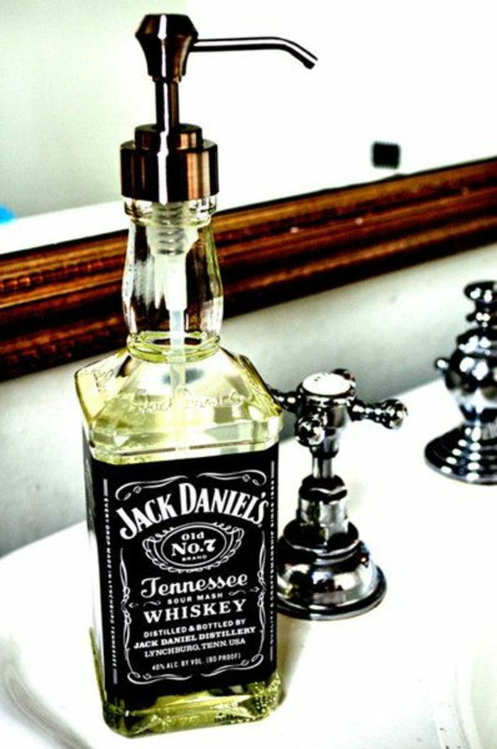 8diy-gåvor-for-män-jack-daniels-whiskey-flaska tvål grimma-Softsoap