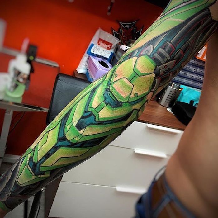 tatuaje șabloane bărbați, om cu tatuaj biomecanic colorat