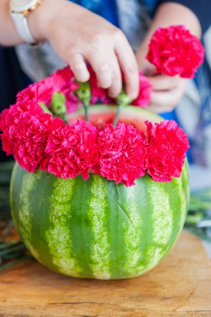 Papuoškite sodo stalą, arbūzų vazos su rausvomis gėlėmis