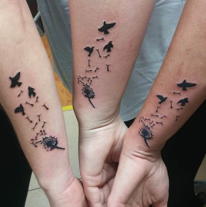 Rodinné tetovanie, kvetinové tetovanie v kombinácii s lietajúcimi vtákmi
