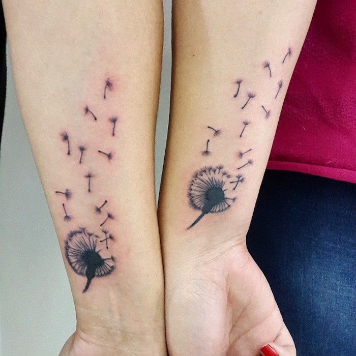 Familj tatuering, kvinnor med blommiga tatueringar på sina armar