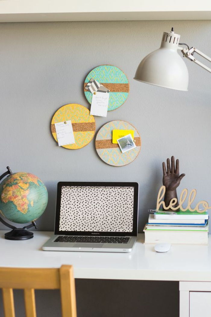 camera de lucru, laptop, lampă, glob, cărți, birou