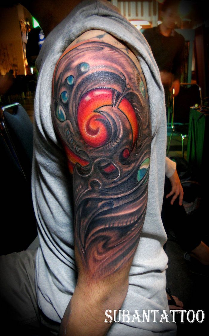 bratul tatuaj superior, om cu tatuaje 3D realiste, colorate