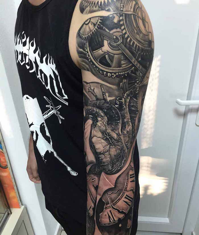 tatuaje șabloane bărbați, om cu tatuaj biomecanic pe braț