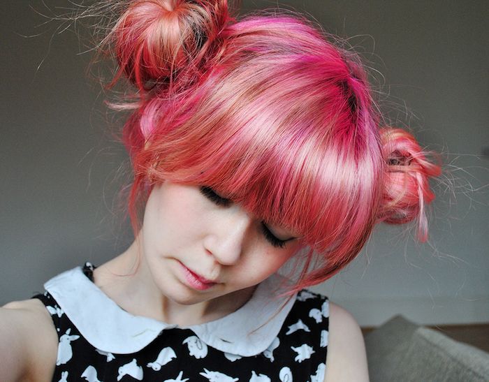 rosa hår, ponyhåret kvinne, uformell dutt frisyre, hverdags frisyre